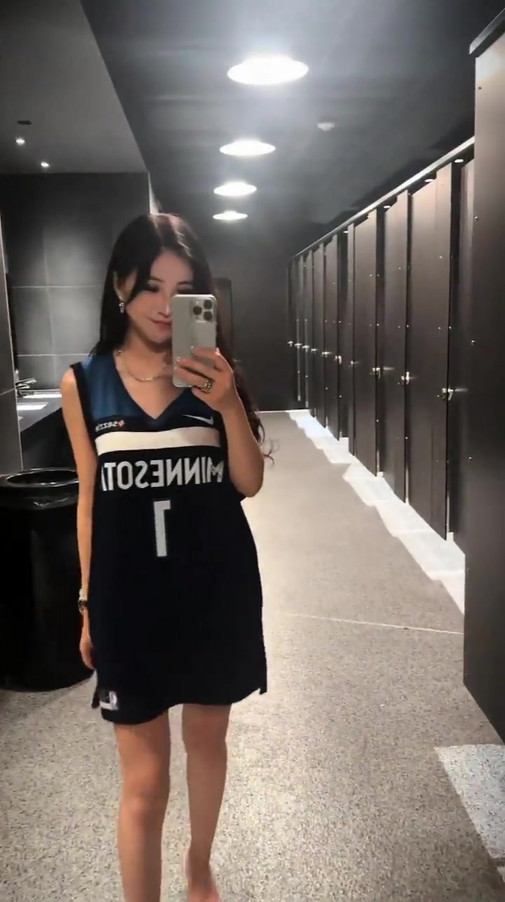 腿好细！🥰周玲安晒现场观看森林狼比赛画面！